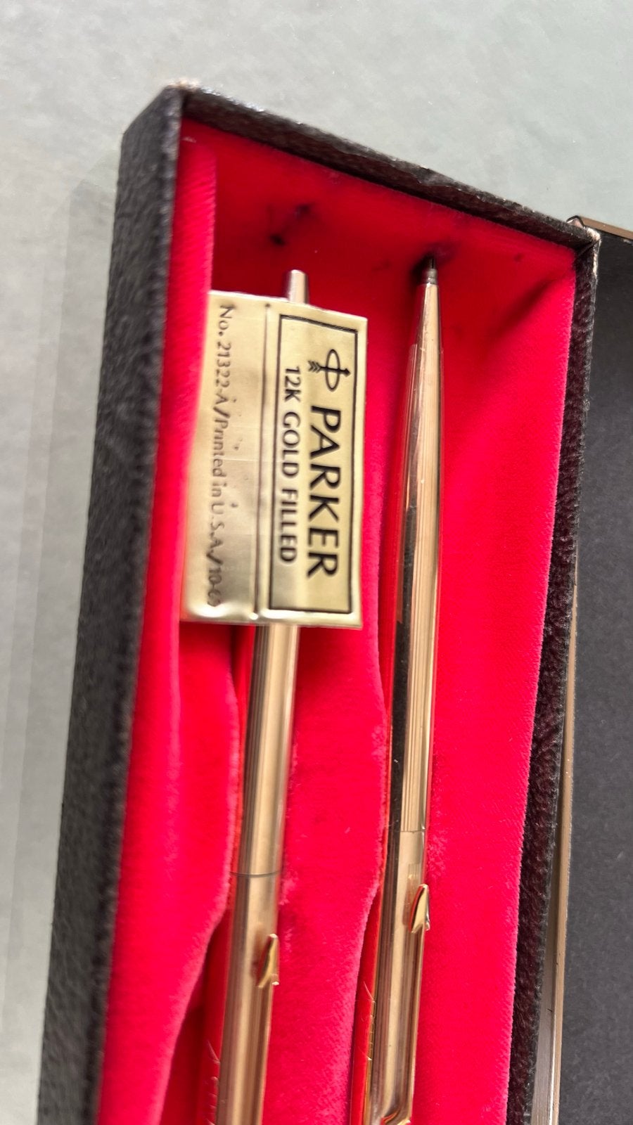 Parker 45 Insignia 12k gold filled pennenset uit 1969, Verzamelen, Pennenverzamelingen, Pennenset, Gebruikt, Parker, Met doosje