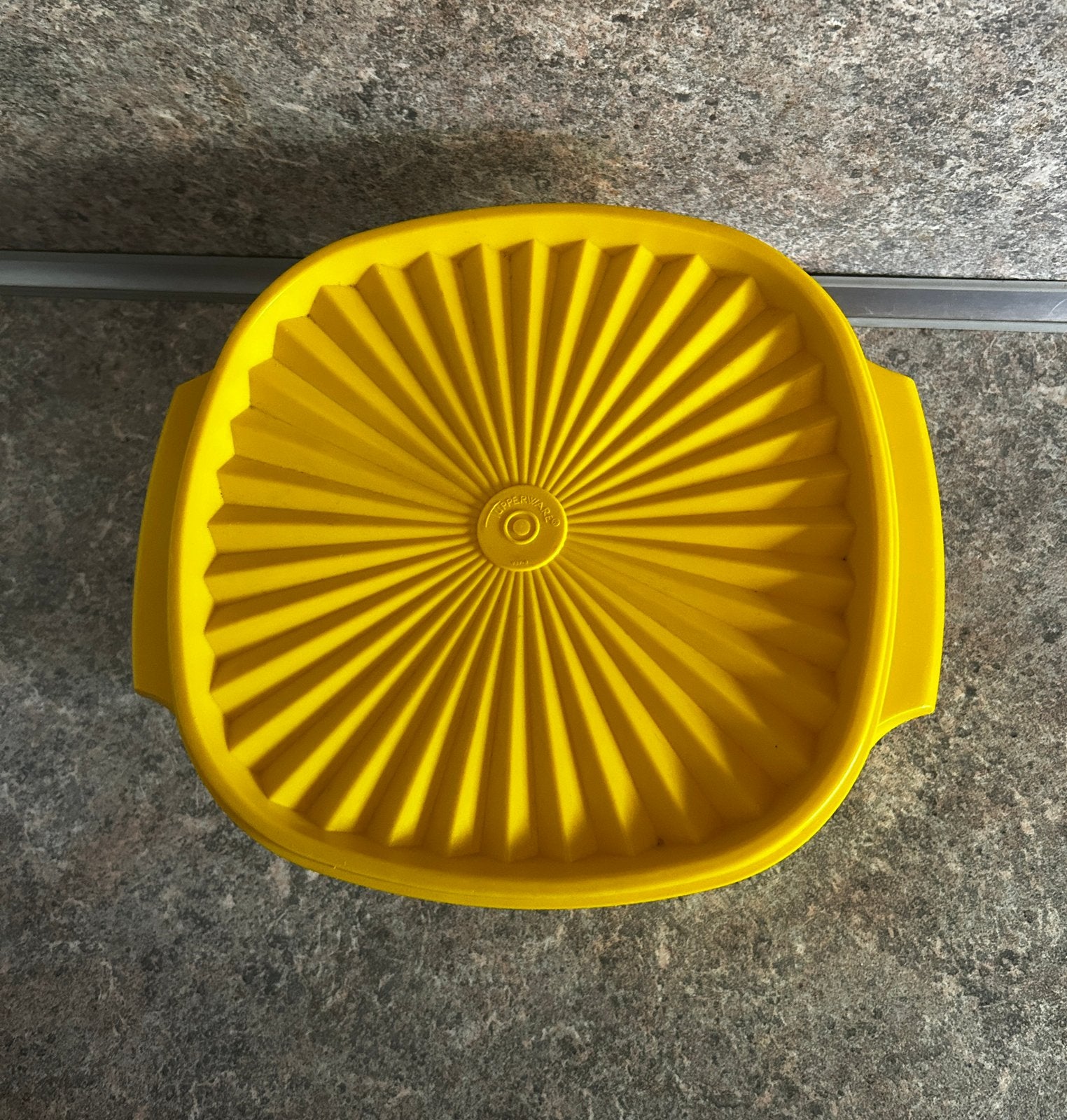 Tupperware kom geel met zonnedeksel, Huis en Inrichting, Keuken | Tupperware, Gebruikt, Geel, Ophalen of Verzenden, Bak of Kom