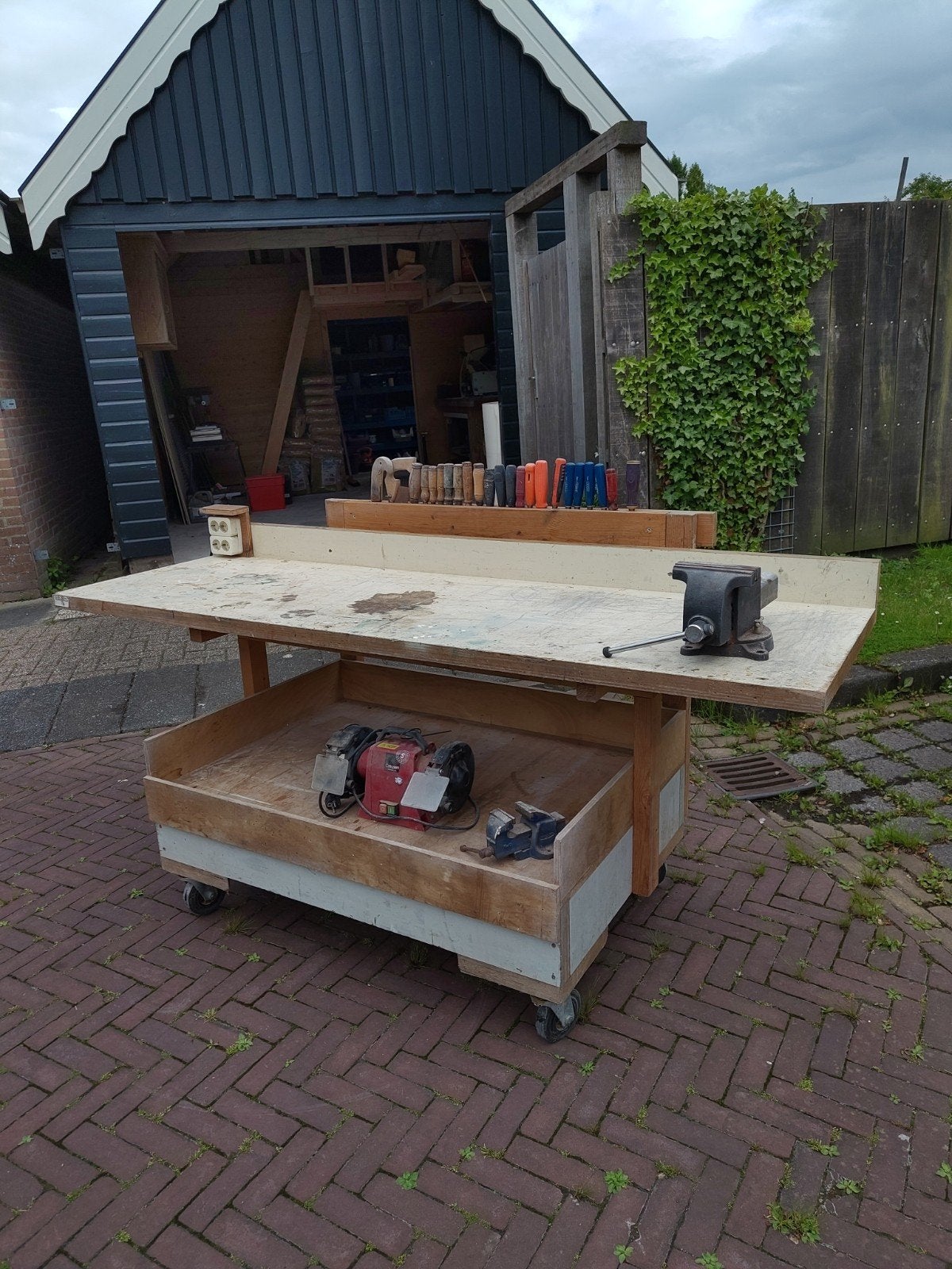 Verrijdbare Werkbank met  Opbergruimte, Doe-het-zelf en Verbouw, Werkbanken, Ophalen of Verzenden, Gebruikt, 170 cm of meer, Bankschroef
