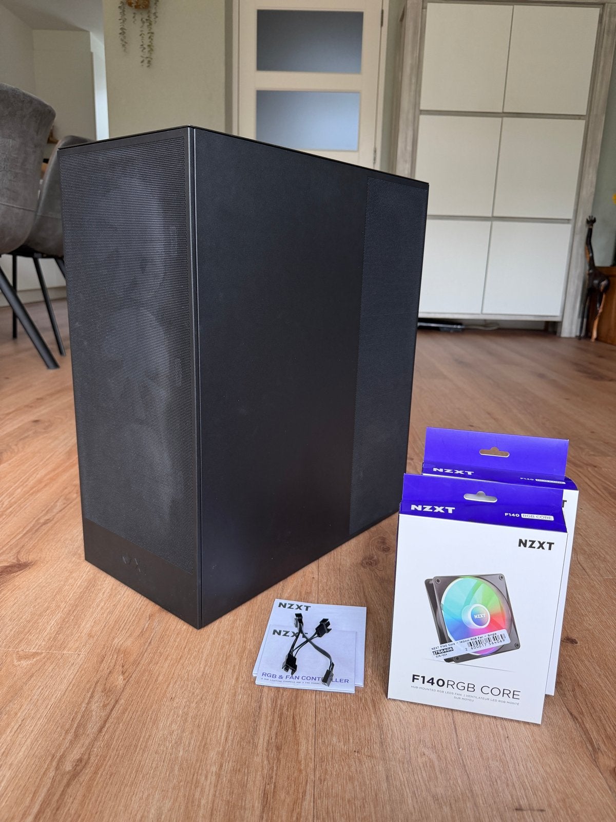 NZXT H7 Flow 2024 zwart + 3x F140 RGB + RGB Controller, Ophalen, Zo goed als nieuw