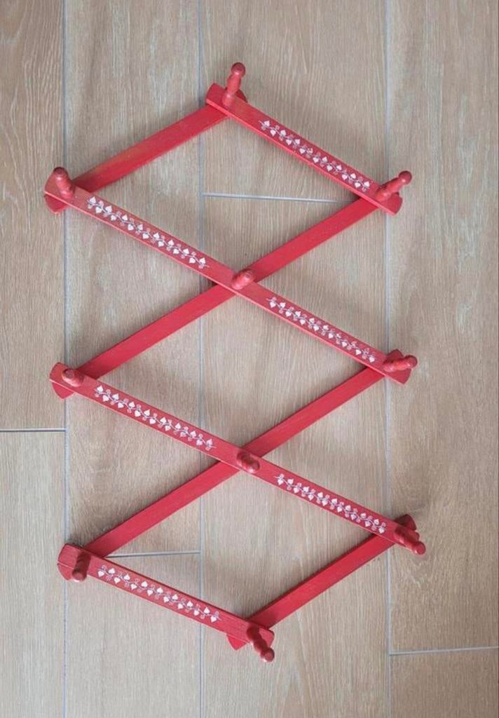 Uitschuifbare vintage kapstok rood met decoratie, Gebruikt, Vintage, Minder dan 25 cm, Minder dan 100 cm