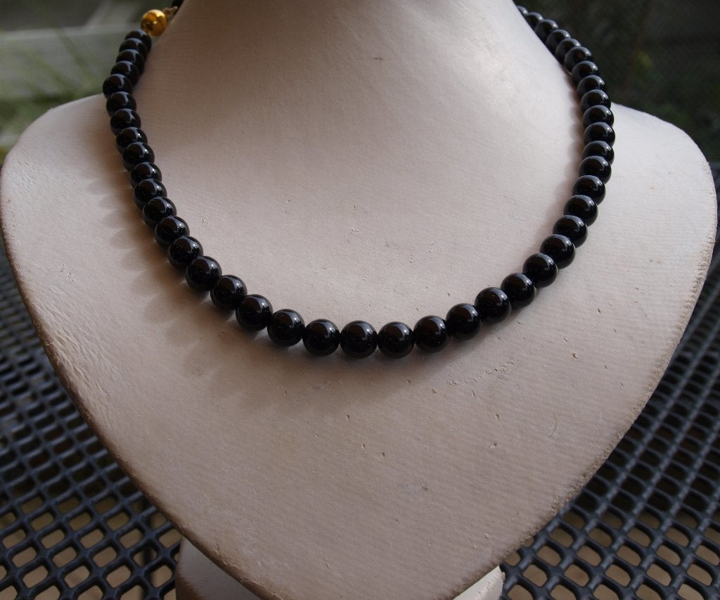 Zwarte jade kralen ketting met goudkleurig slotje, Ophalen of Verzenden, Nieuw, Zwart, Steen of Mineraal