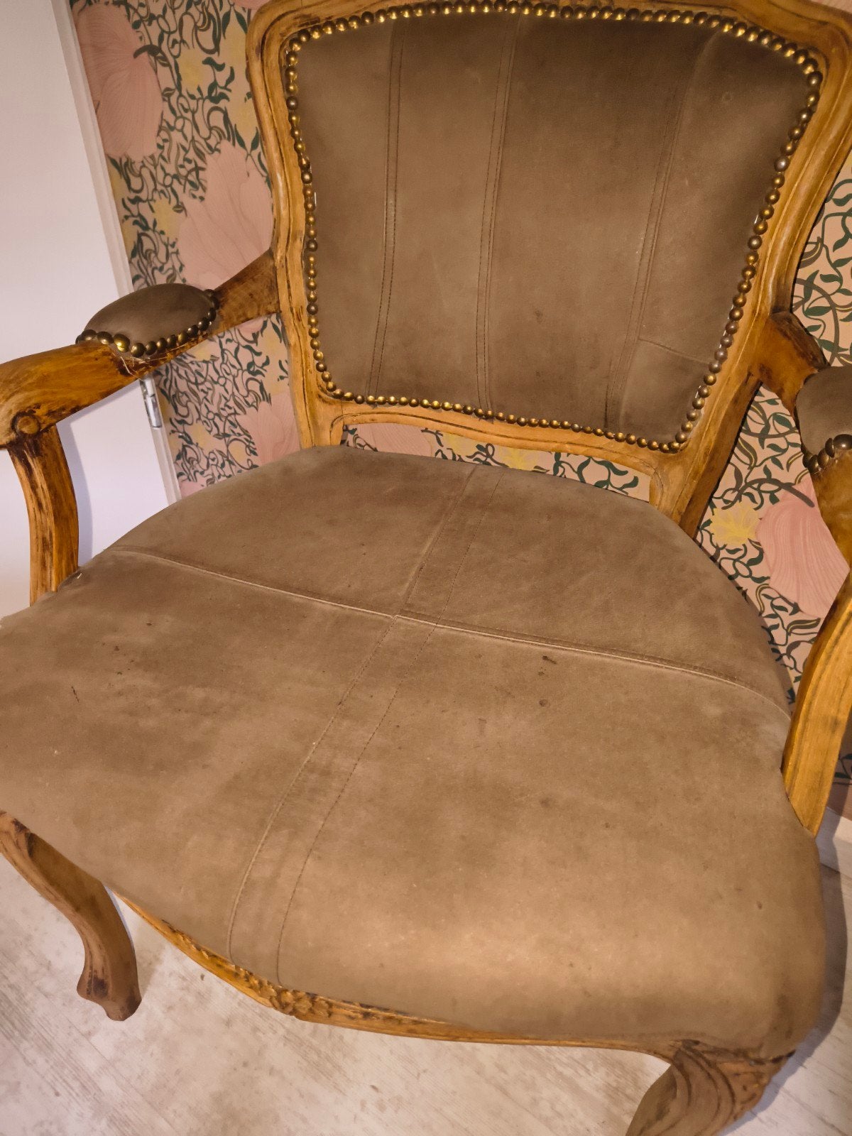 Antieke fauteuil met leren bekleding, Ophalen