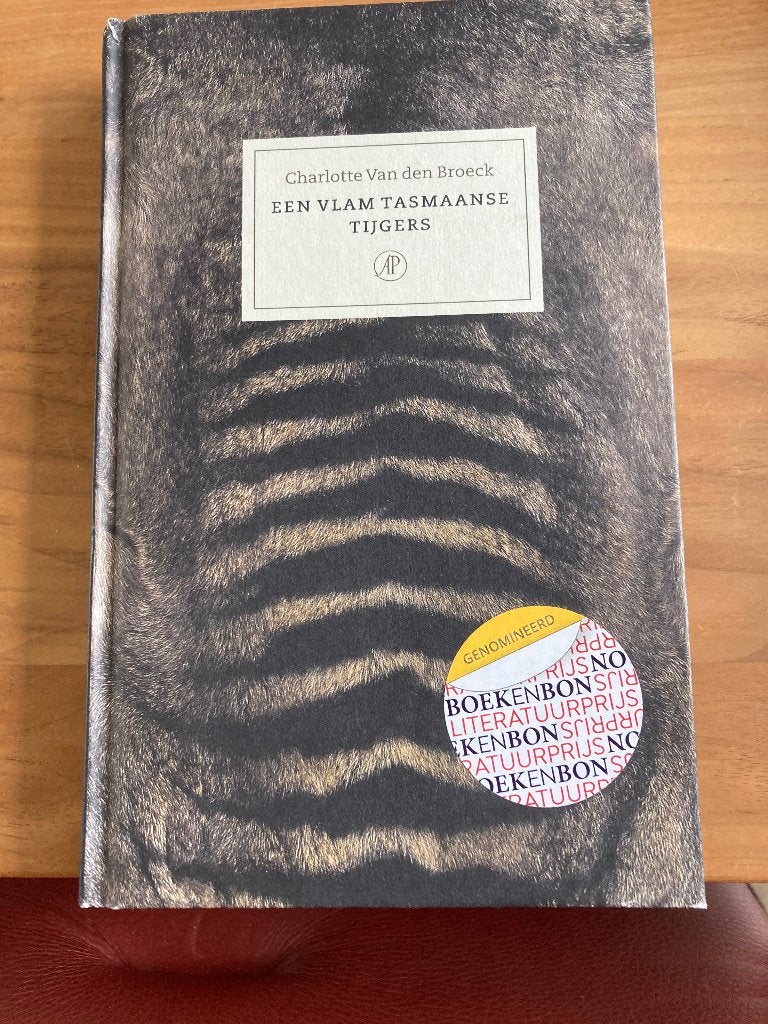 Een Vlam Tasmaanse Tijgers - Charlotte Van den Broeck, Ophalen of Verzenden, Zo goed als nieuw, Overige typen