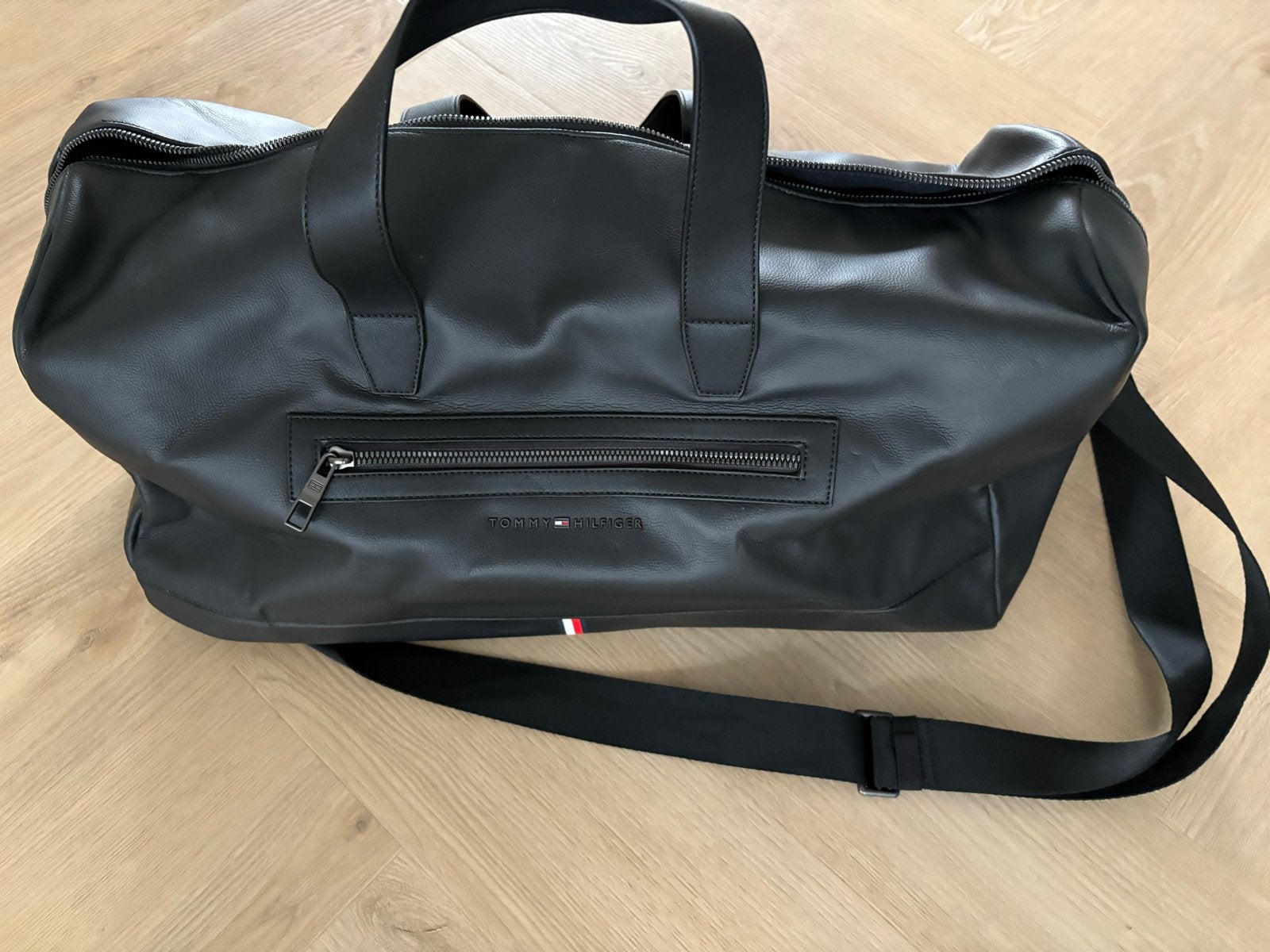 Tommy Hilfiger Weekendtas - Zwart, 20 tot 30 cm, Zwart, Ophalen of Verzenden, Zo goed als nieuw