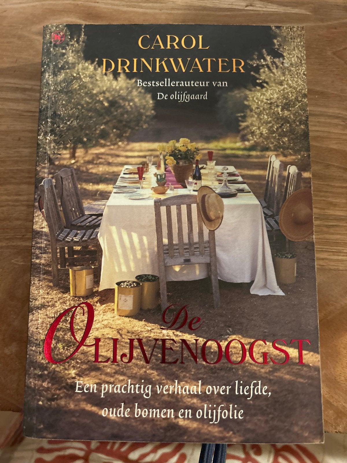 De Olijvenoogst - Carol Drinkwater (roman), Ophalen of Verzenden, Gelezen, Nederland