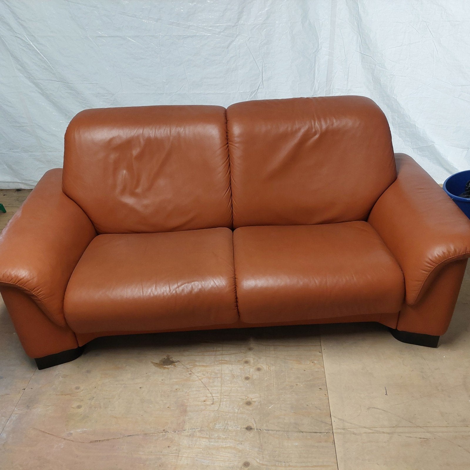 Comfortabele bruine leren Stressless tweezitsbank, Ophalen, Gebruikt, 150 tot 200 cm, Modern klassiek