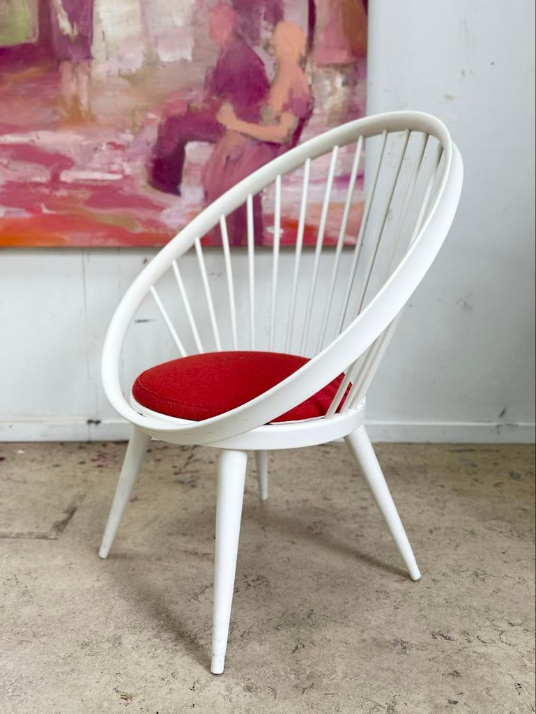 Vintage Witte Spijlenstoel met Rood Kussen  - 83 cm Hoog, Huis en Inrichting, Stoelen, Ophalen, Wit, Zo goed als nieuw, Eén
