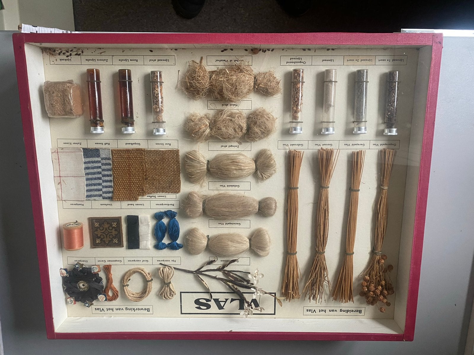 Vintage educatieve vitrine 'Verwerking van het Vlas', Ophalen