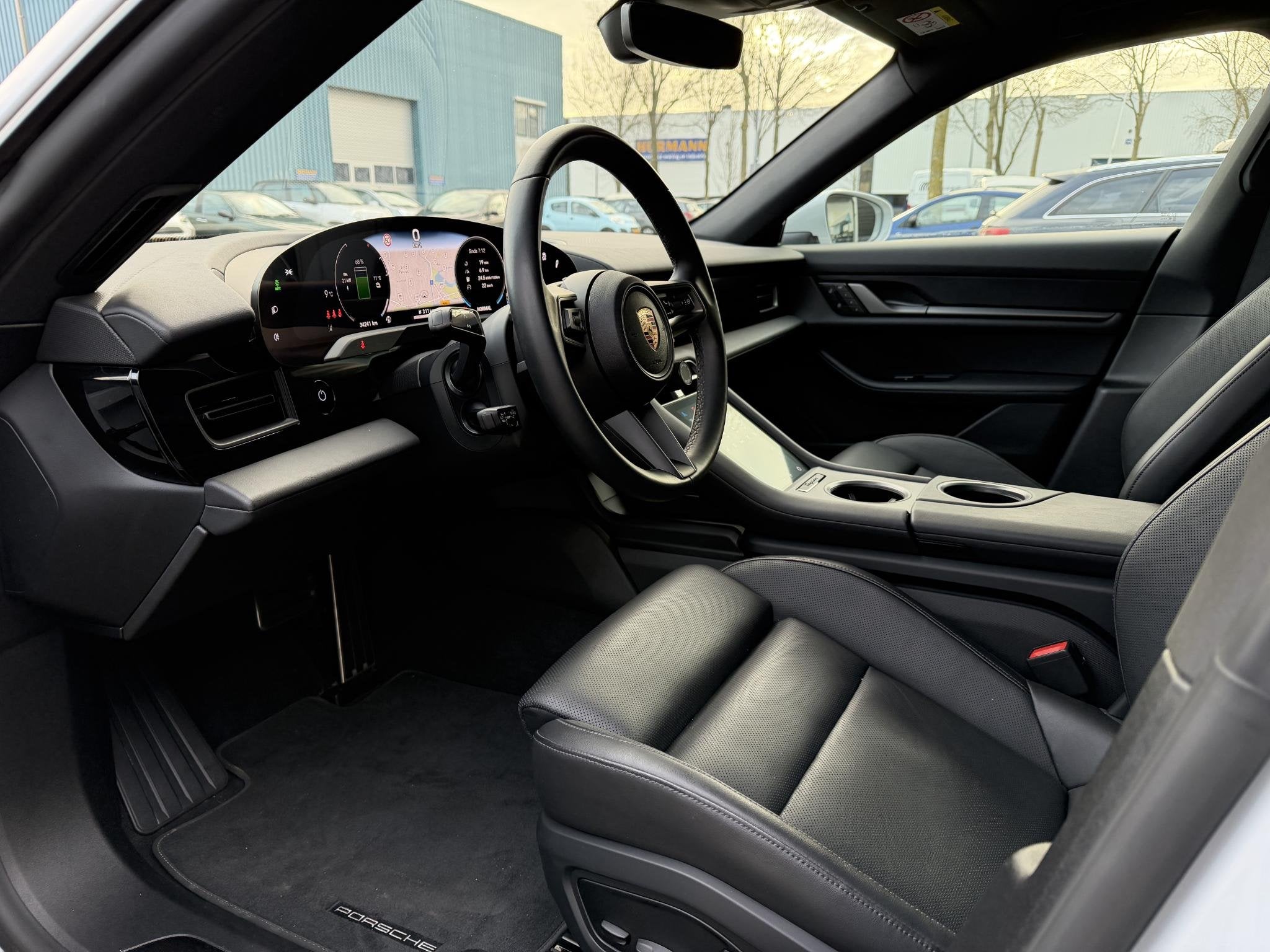 Foto 5 van Porsche Taycan Sport Turismo Black Edition 105 kWh luchtveri