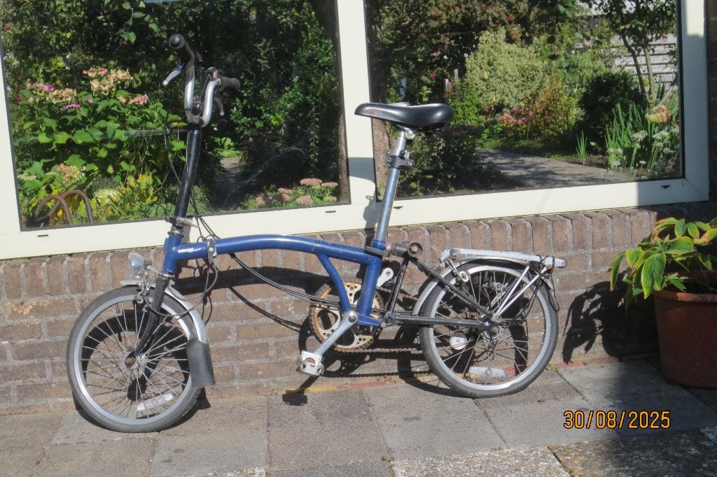 Brompton Vouwfiets blauw met drie versnellingen, Fietsen en Brommers, Fietsen | Vouwfietsen, Ophalen, Gebruikt, Brompton, Velgrem
