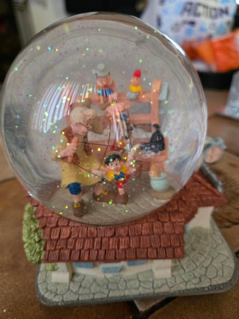 Disney Pinokkio Muziekdoos Sneeuwbol, Ophalen of Verzenden, Peter Pan of Pinokkio, Gebruikt, Beeldje of Figuurtje