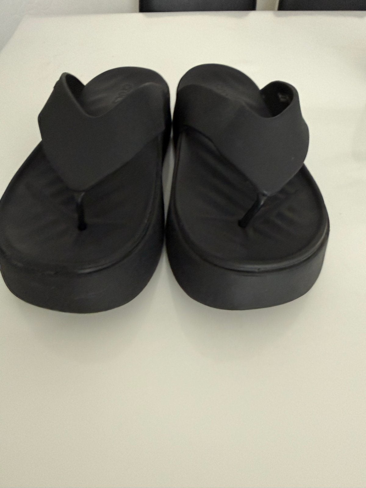 Crocs slippers met plateauzool - Zwart, Ophalen of Verzenden, Zo goed als nieuw, Zwart, Slippers
