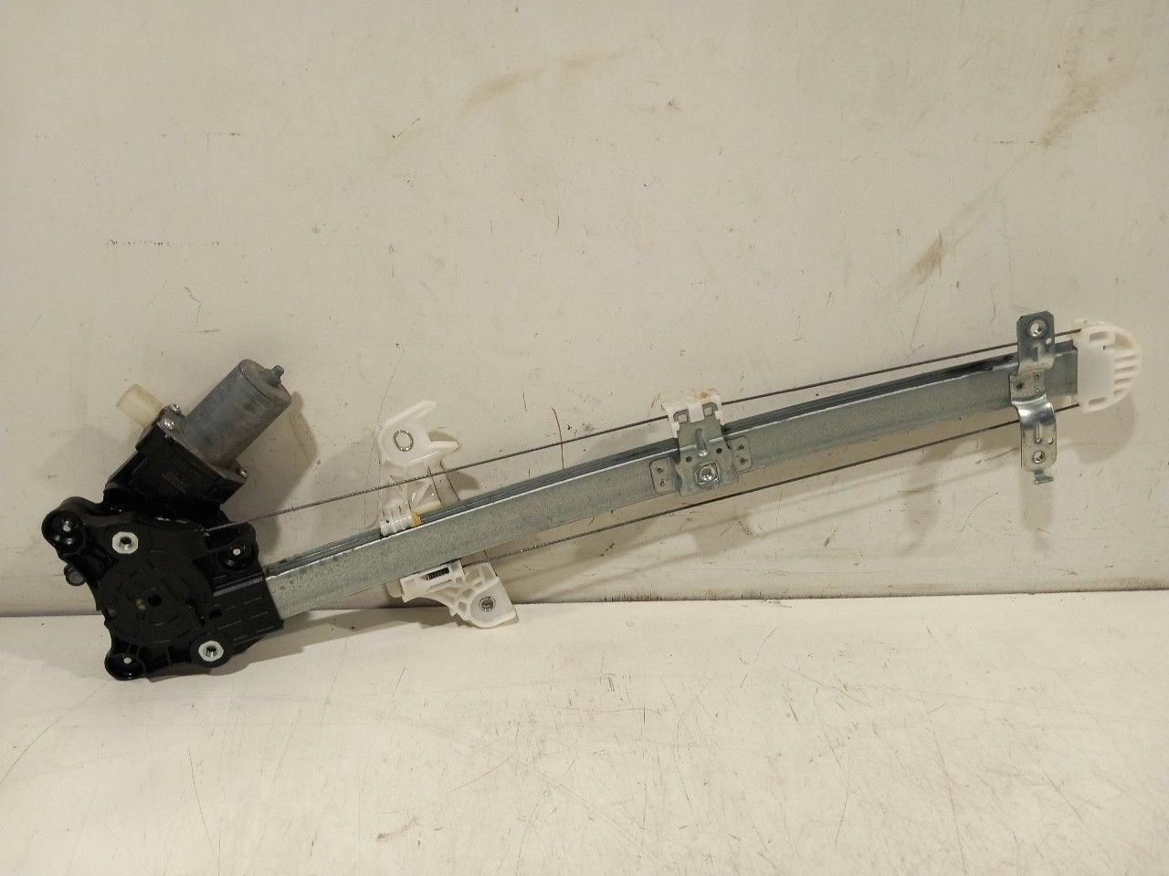 Raammechaniek elektrisch rechts voor Suzuki Ignis, Onderdelen@venauto.nl, Van der Ven Autorecycling B.V., Gebruikt, Ettenseweg 76, 4706 PB Roosendaal, The Netherlands