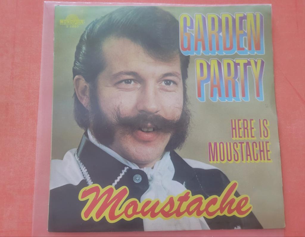 Moustache - Garden party - Here is Moustache., Ophalen, Zo goed als nieuw, Overige formaten, Levenslied of Smartlap