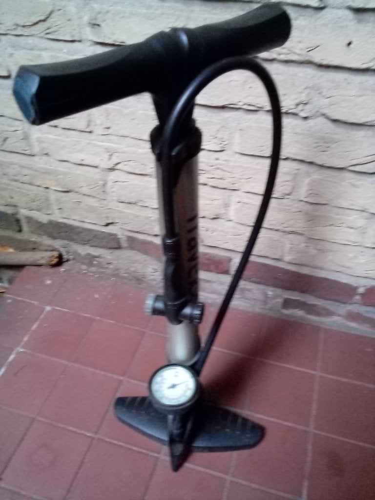 fietspomp, Fietsen en Brommers, Ophalen, Drukmeter, Zo goed als nieuw
