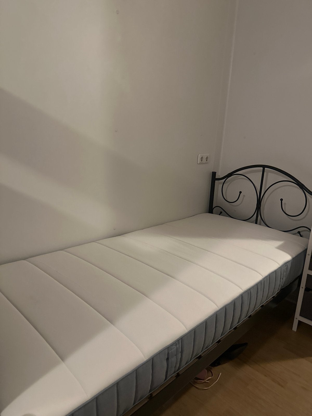 Eenpersoonsbed met nieuw IKEA pocketveer matras, Ophalen, Gebruikt, 90 cm, Eenpersoons