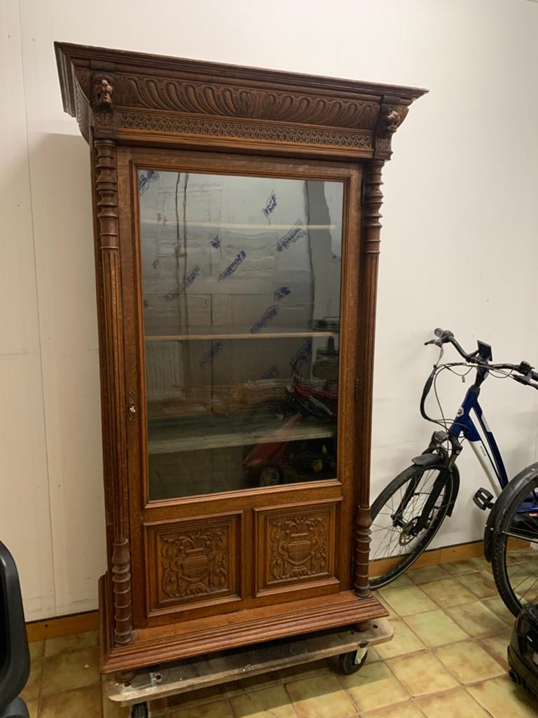 Antieke Vitrinekast met Leeuwenkoppen en Houtsnijwerk, Ophalen, 50 tot 100 cm, Glas, 150 tot 200 cm