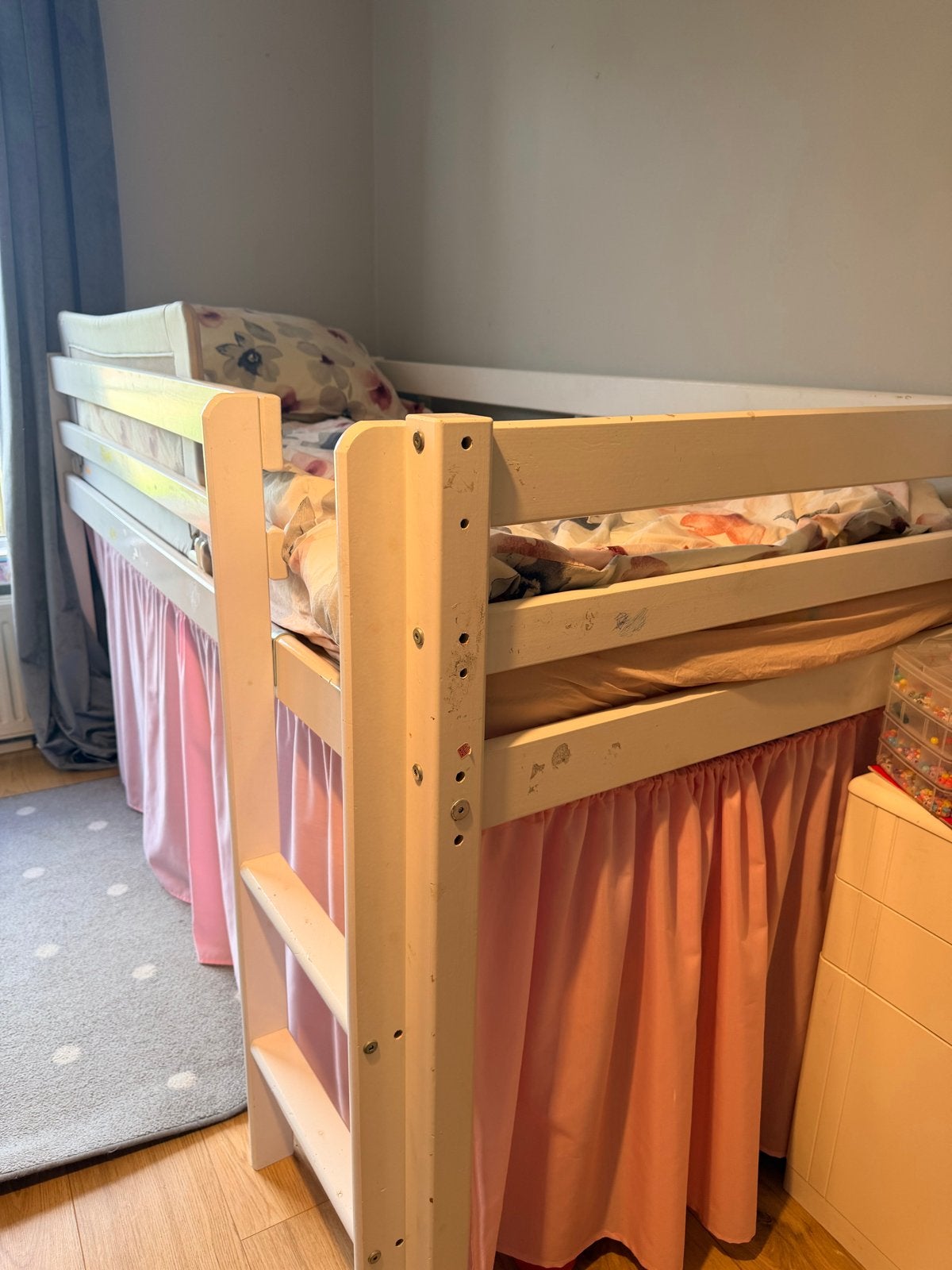 Witte kinderbed met roze gordijnen, Ophalen, Gebruikt, 90 cm, Eenpersoons