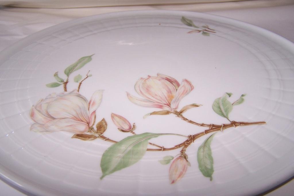 Hutschenreuther 1814 schaal met magnolia. Zie foto's., Ophalen of Verzenden, Zo goed als nieuw, Bord(en), Overige stijlen