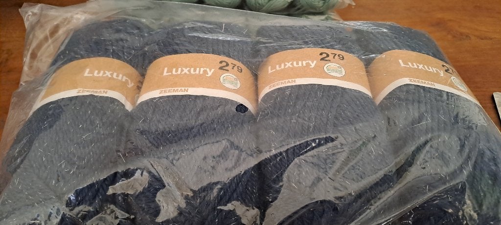 4 bollen luxury garen, Hobby en Vrije tijd, Ophalen of Verzenden, Nieuw, Breien of Haken, Wol of Garen