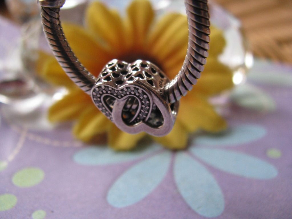 Pandora bedel 791880CZ = entwined hearts + zirkoniaas pavé, Pandora, Ophalen of Verzenden, Zo goed als nieuw, 1 bedel