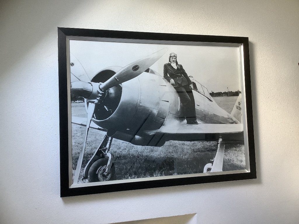 Schilderij  modern Amelia Earhart, Glas, Overige technieken, Portret, Ophangklaar