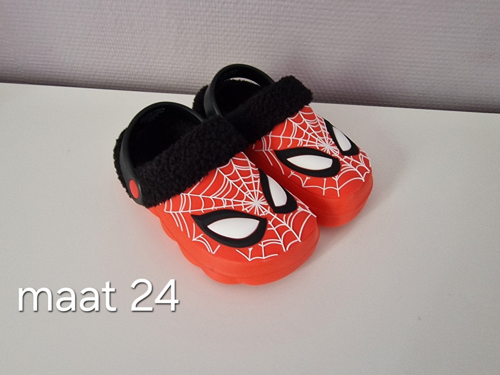 Nieuwe Spider-Man Crocs Maat 24, Kinderen en Baby's, Kinderkleding | Schoenen en Sokken, Ophalen, Crocs, Schoenen, Nieuw