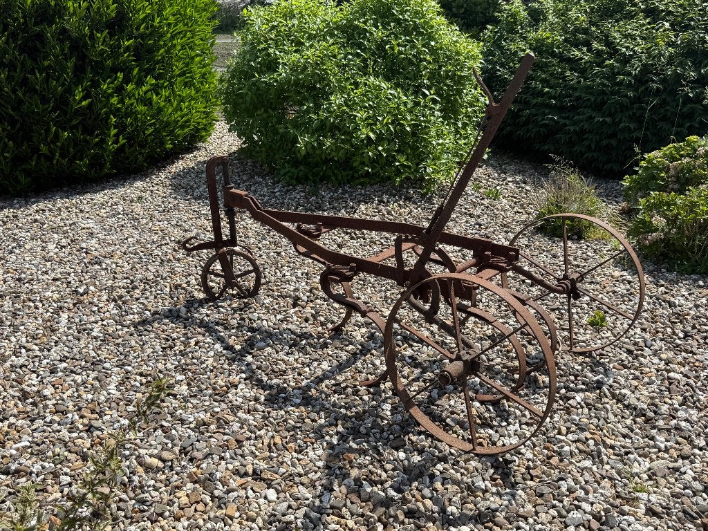 Antiek cultivator ornament, Ophalen