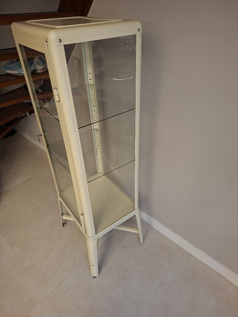 Ikea FABRIKÖR vitrinekast creme kleur, Ophalen, 50 tot 100 cm, Zo goed als nieuw, Glas