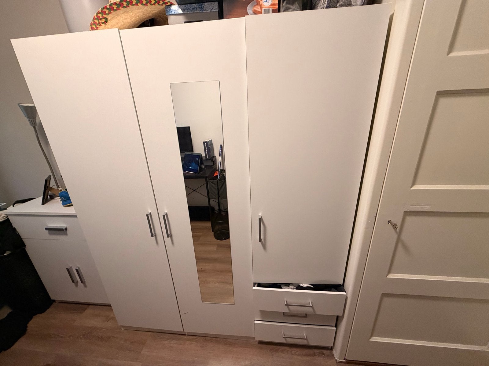 Witte kledingkast met spiegel en lades, Ophalen, Gebruikt, 100 tot 150 cm, Met lade(s)