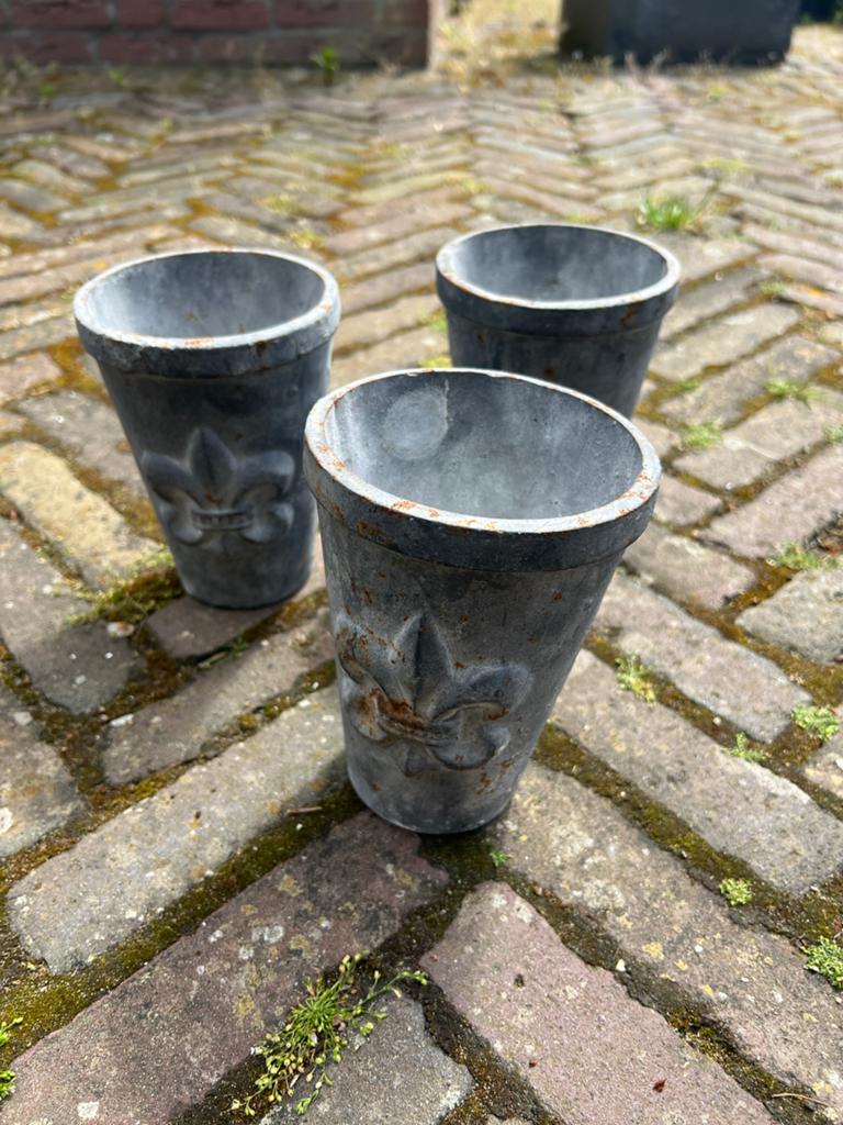 Set van 3 brocante zinken vaasjes met Fleur de Lis, Ophalen, Zo goed als nieuw