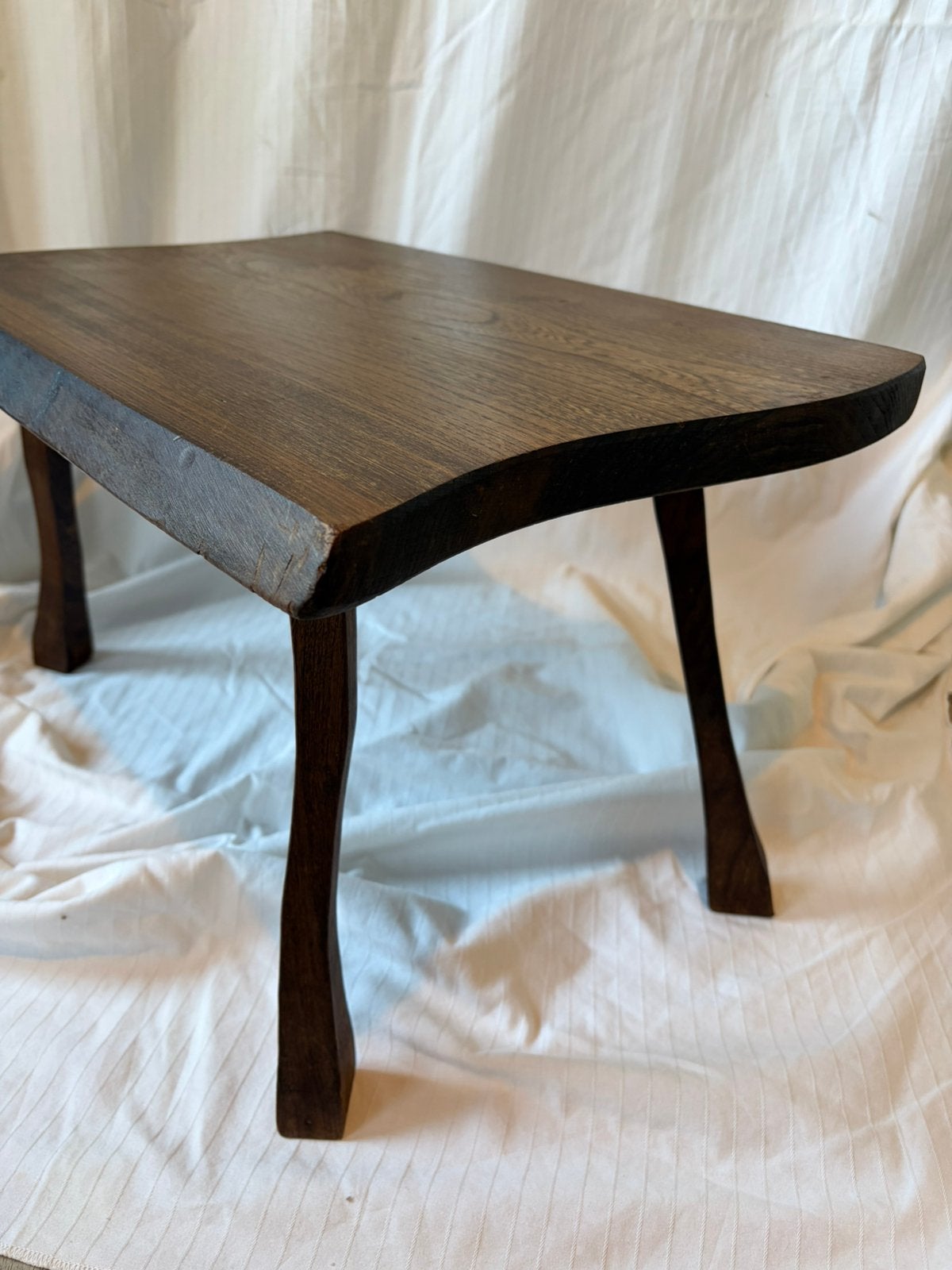 Organische vorm handgemaakt houten krukje/ bijzettafel, Ophalen of Verzenden, Zo goed als nieuw, Rechthoekig, Minder dan 55 cm