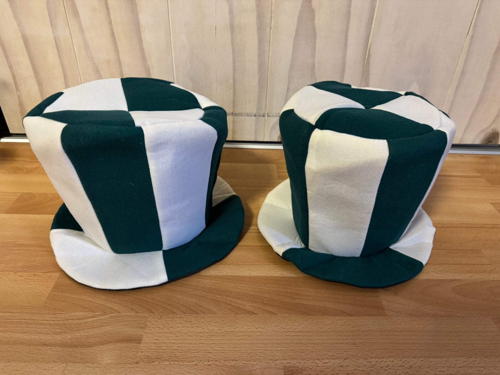 Groene / wit Hoge Hoed 2 stuks nieuw 7,50, Kleding | Dames, Carnavalskleding en Feestkleding, Ophalen of Verzenden, Nieuw, Carnaval