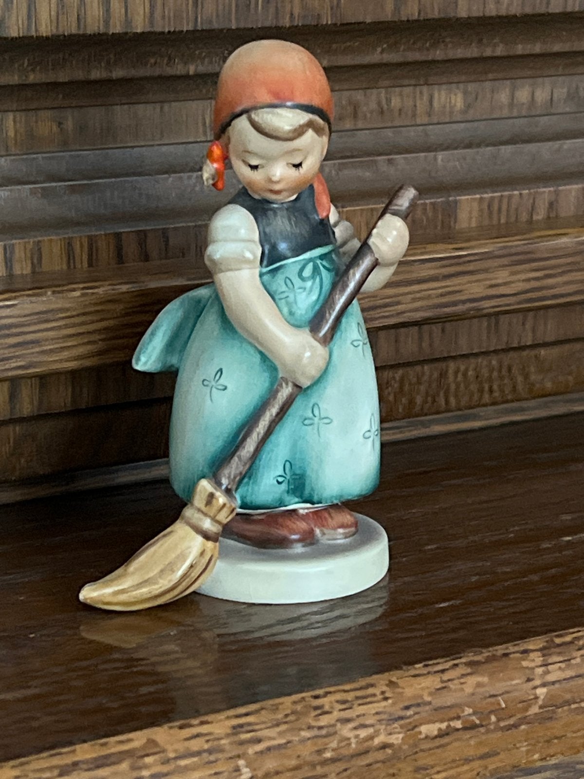 Vintage Hummel beeldje: meisje met bezem, Ophalen of Verzenden, Gebruikt