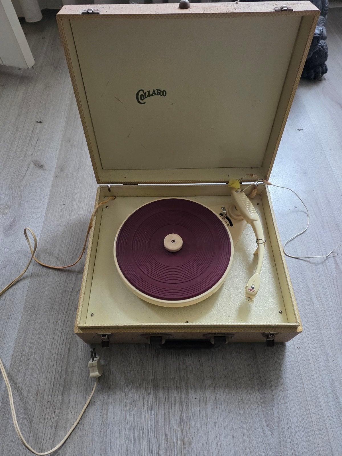 Oude vintage platenspeler, Ophalen