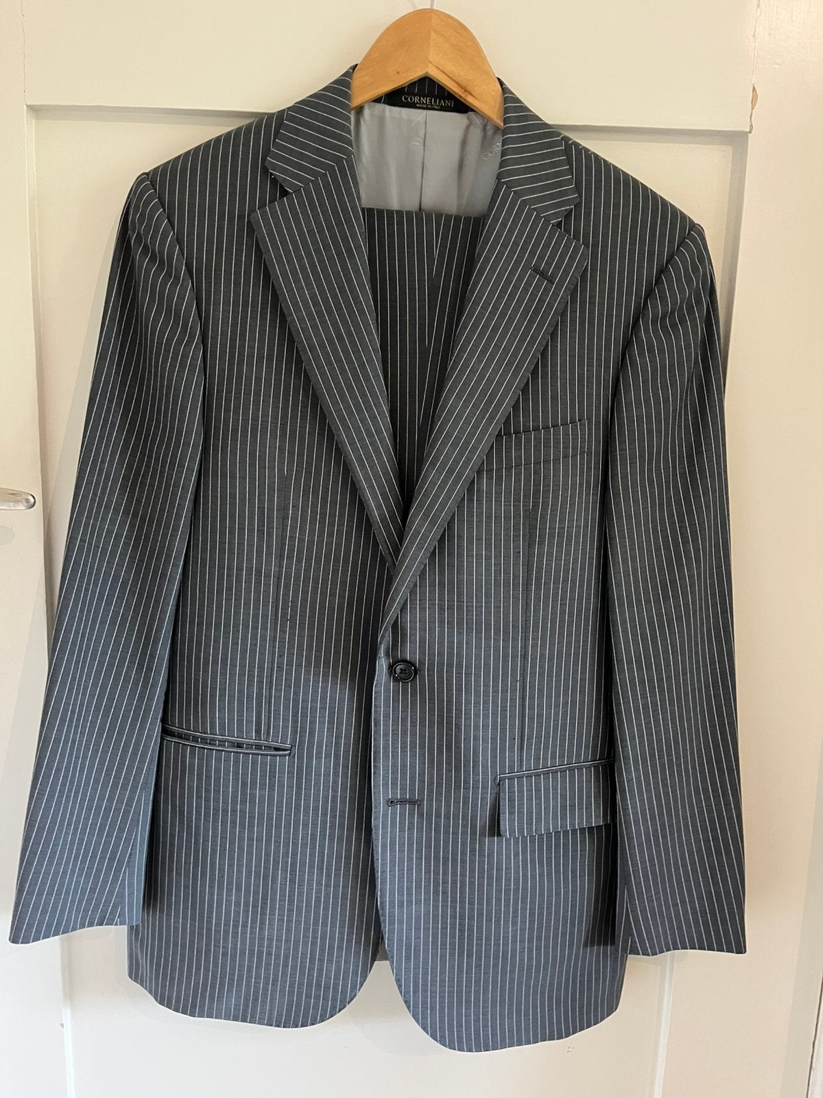 Te koop schitterend Corneliani kostuum mt 48 nu 175,-, Ophalen of Verzenden, Zo goed als nieuw, Maat 48/50 (M), Grijs