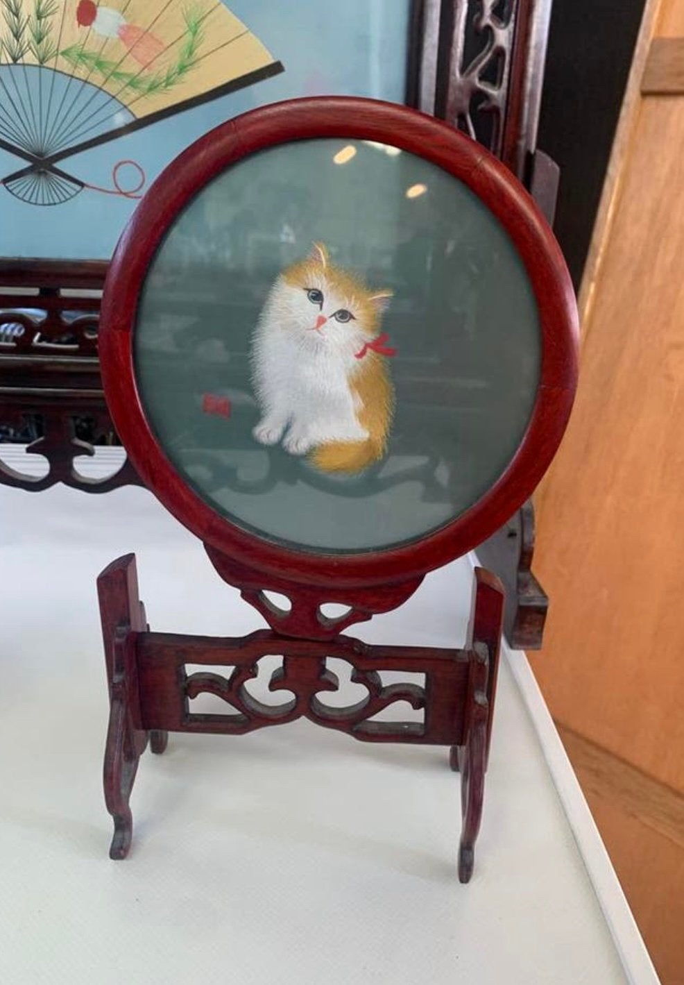 Twee Vintage Chinees geborduurd tafelscherm met poezen, Antiek en Kunst, Ophalen of Verzenden