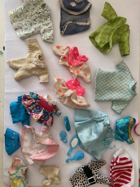 Barbie vintage jurk schoenen laarzen tasje accessoires, Verzamelen, Poppen, Ophalen of Verzenden, Gebruikt, Accessoires