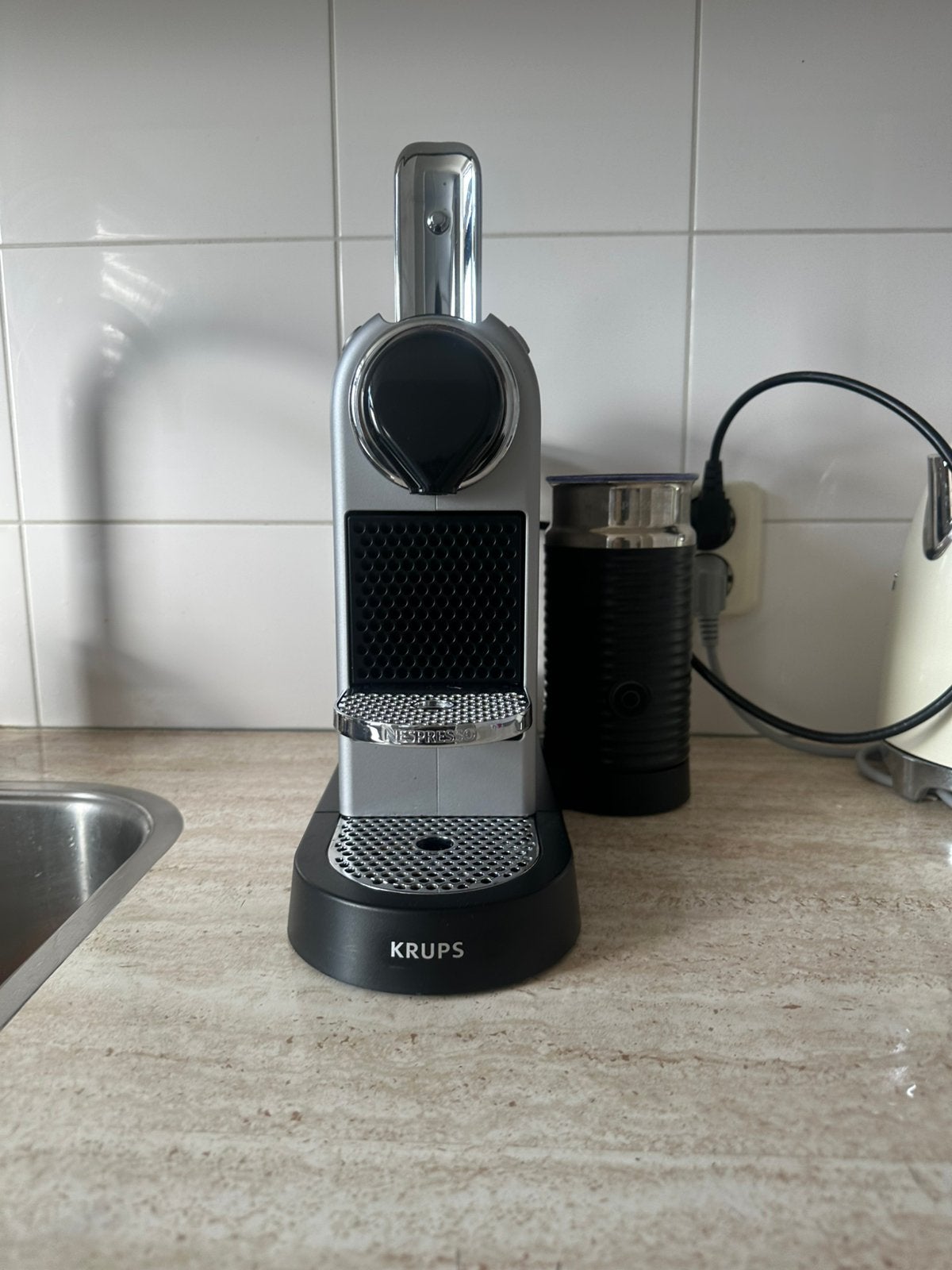Grijs/zwarte Nespresso krups koffiezetapperaat