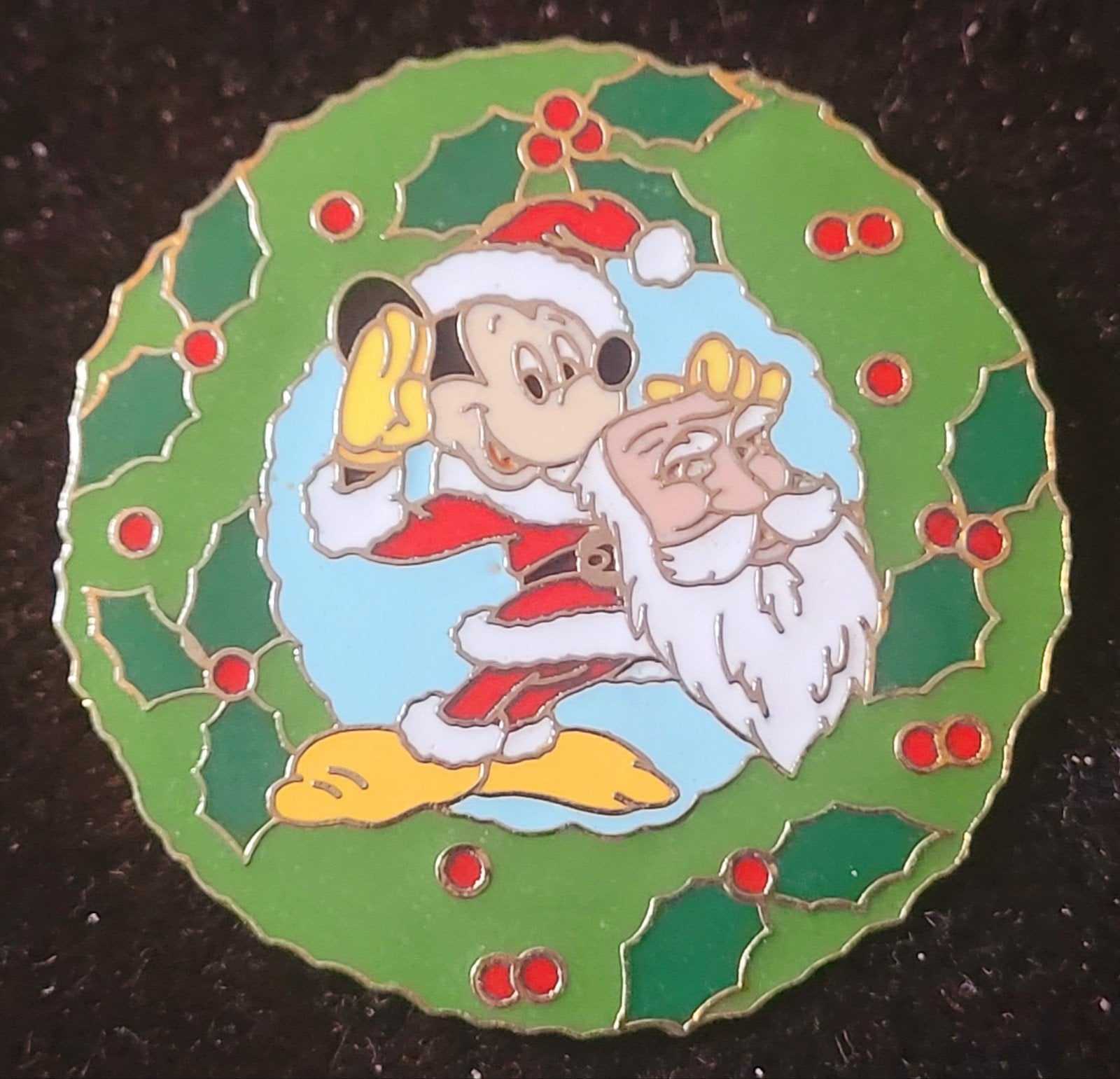 Mooie WDW Disney pin Mickey Mouse in krans Santa pak+masker, Verzenden, Mickey Mouse, Zo goed als nieuw, Overige typen