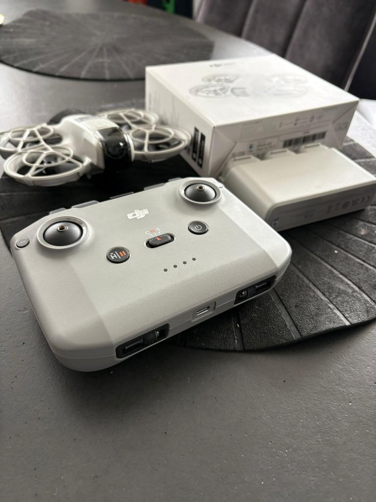 DJI Neo met DJI RC-N3 afstandsbediening + 2 extra accus, Cameradrone, Ophalen of Verzenden, Zo goed als nieuw, DJI