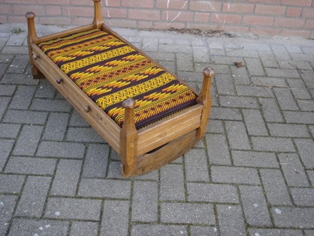 Antiek houten Wieg-bedje Zitbankje Afghaans, Antiek en Kunst, Overige typen, Handgemaakt, 88 cm, Meerkleurig