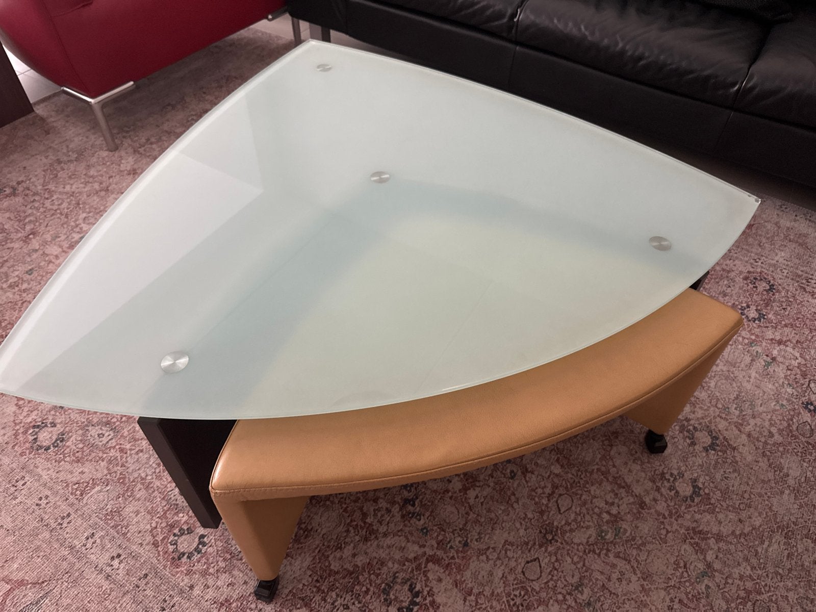 Leolux salontafel met glazen blad en beige poef, Ophalen, 50 – 75, Gebruikt, 100 tot 150 cm