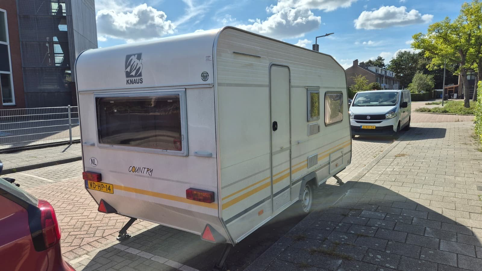 Knaus Country 8304 - Lichtgewicht caravan met stapelbed, Treinzit, Kachel, Particulier, 500 - 750 kg