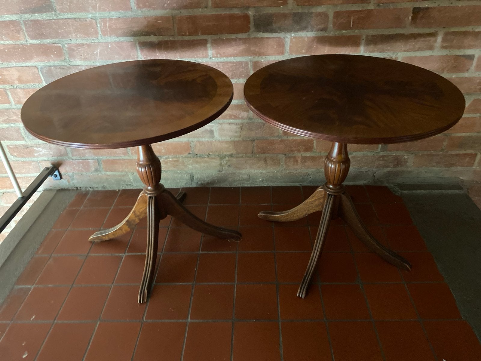 Set 2 Noten Houten Bijzettafels - Klassieke Stijl, Huis en Inrichting, Ophalen, Minder dan 45 cm, Minder dan 55 cm, Gebruikt