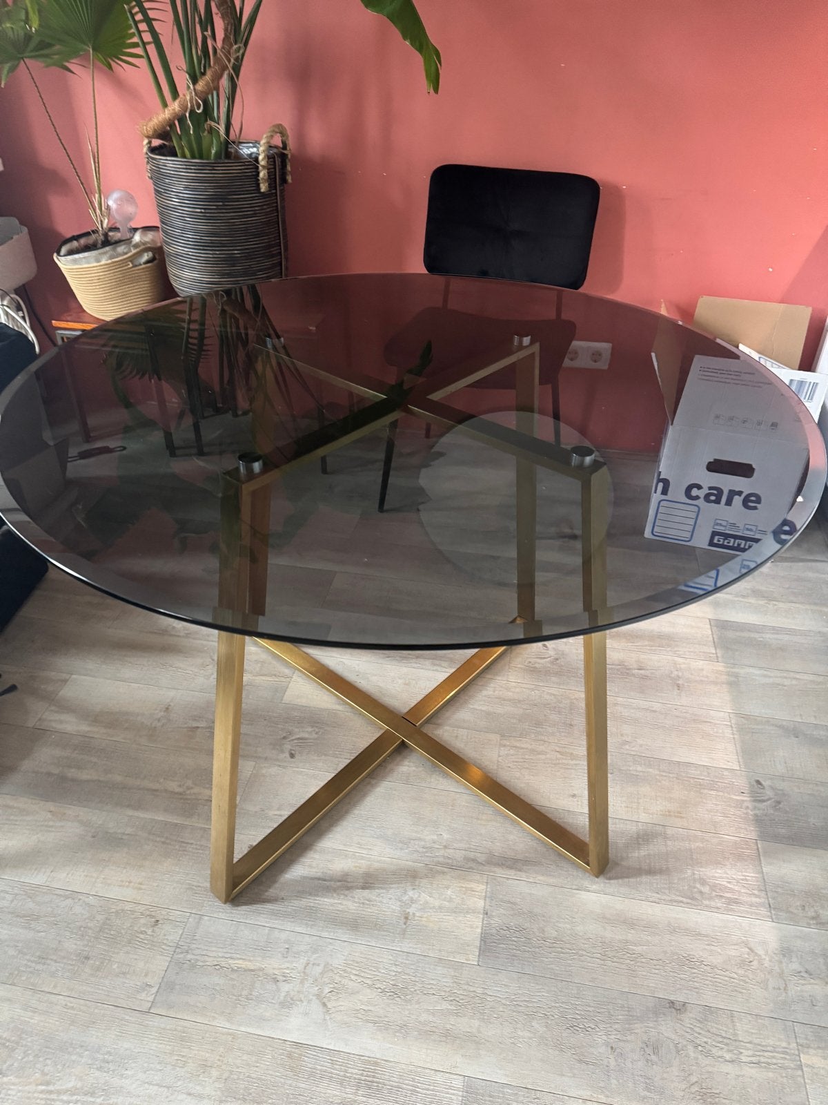 Ronde eettafel met gerookt glazen blad en messing onderstel, Ophalen, Gebruikt, Rond, Glas