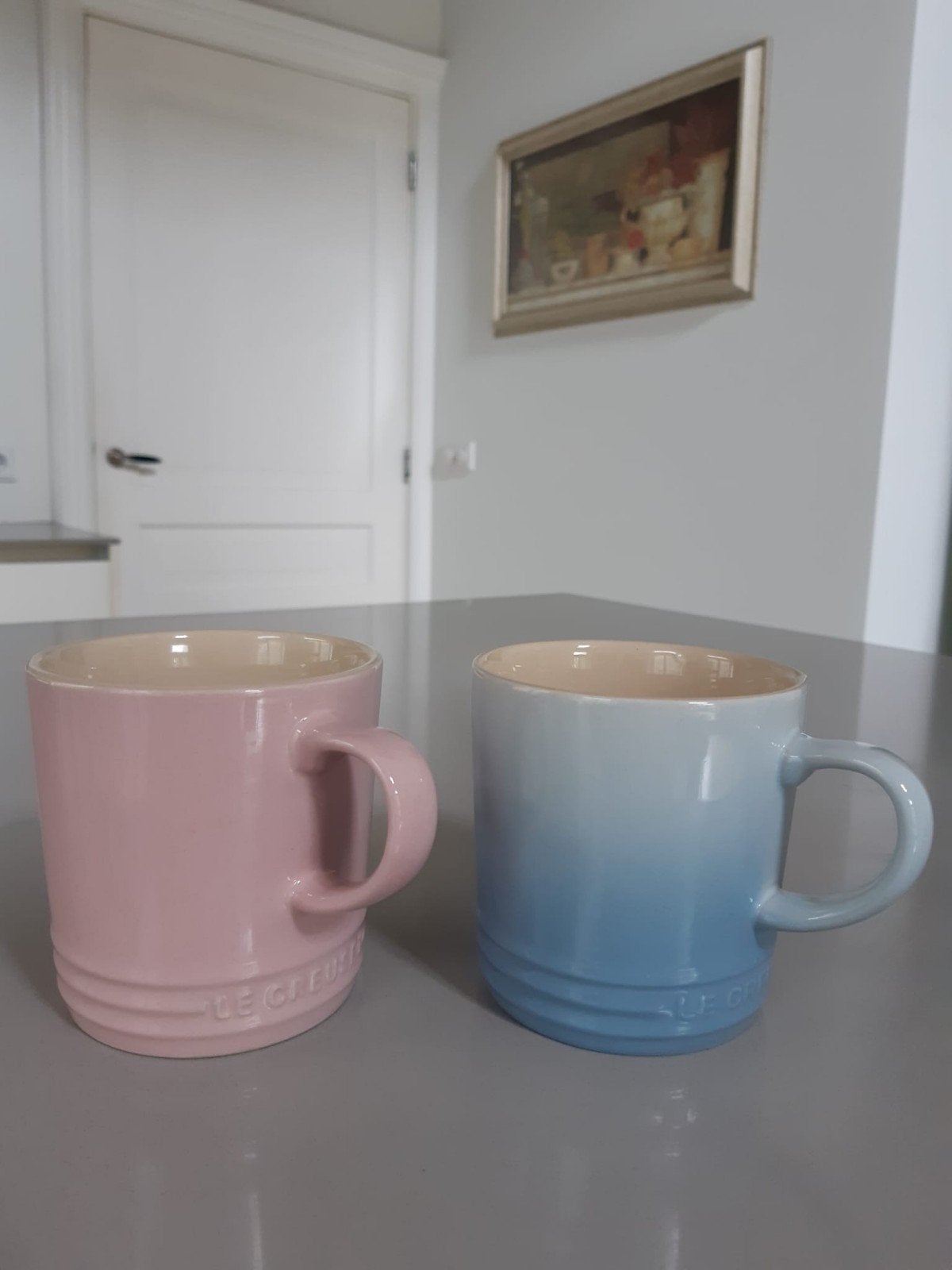 2 grote Le Creuset Mokken 350 ml., Ophalen of Verzenden, Zo goed als nieuw, Overige stijlen, Kop(pen) en/of Schotel(s)