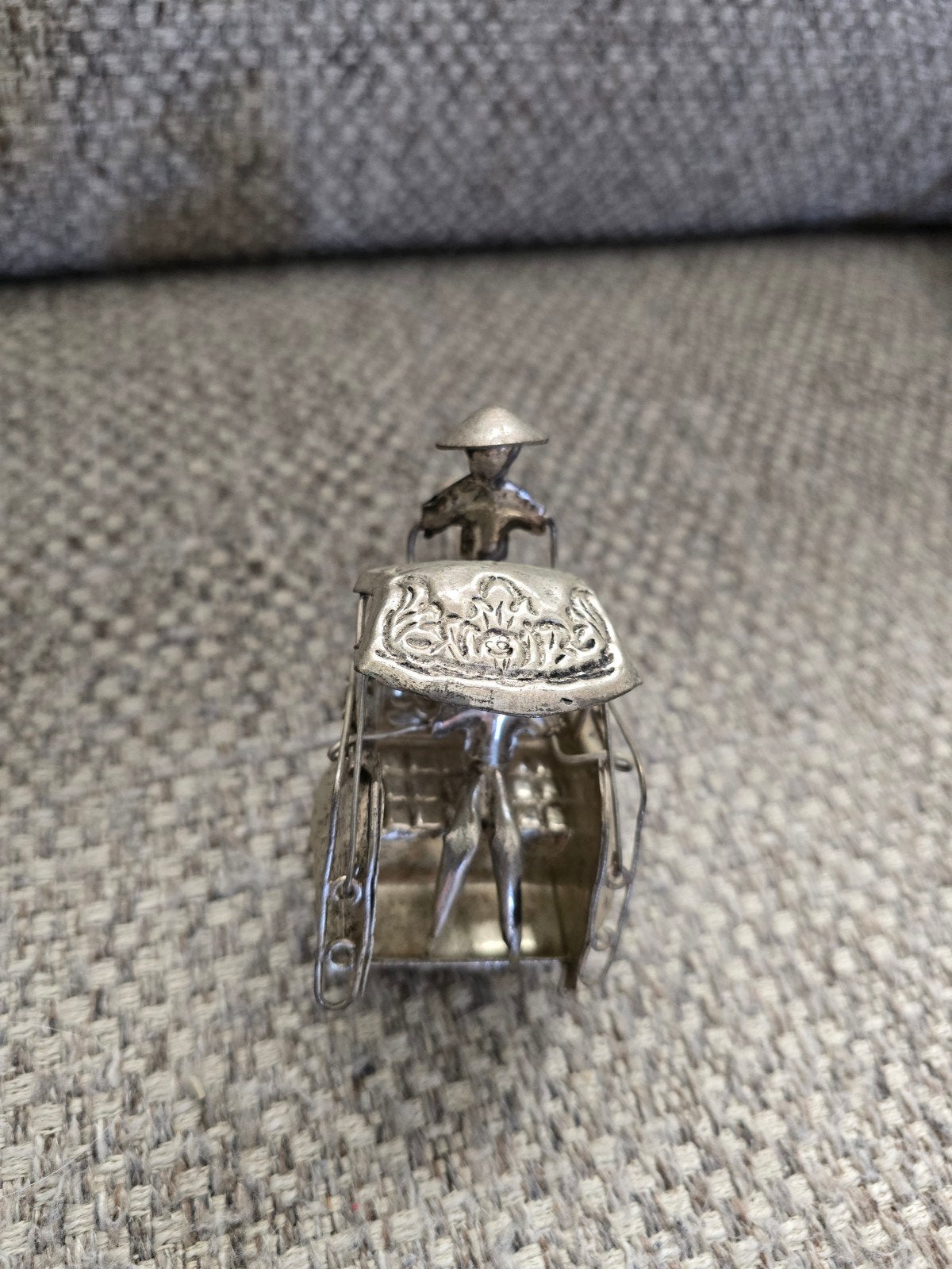 Zilverkleurig miniatuur riksja beeldje met fietser, Ophalen of Verzenden