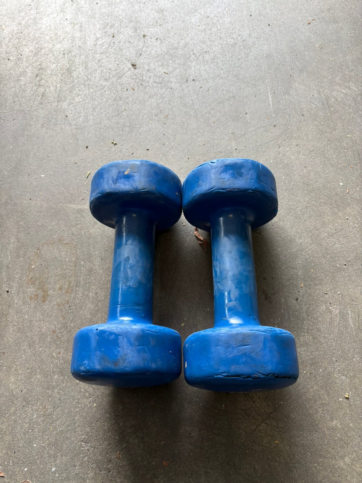 2 x 4 kg rubberen  dumbbells gewichten blauw, Sport en Fitness, Gebruikt, Blauw, Ophalen of Verzenden, 2 x 4 kg